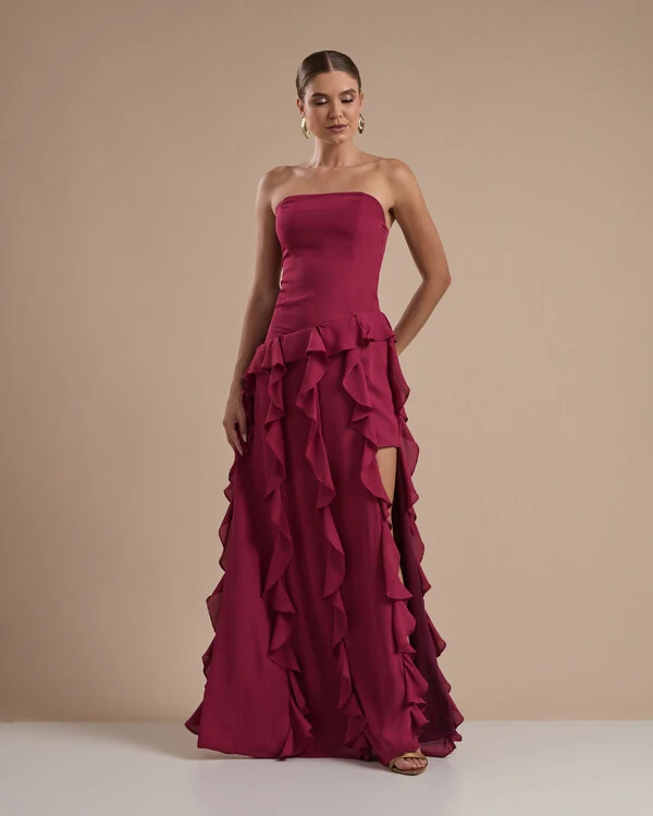Vestido de festa Longo Tomara que Caia Crepe Chiffon com Bababos Cascata e Fenda Cereja