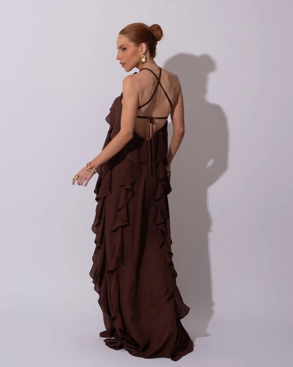 Vestido de Festa Longo Crepe Chiffon Frente Única Babados Cascata e Flor Marrom