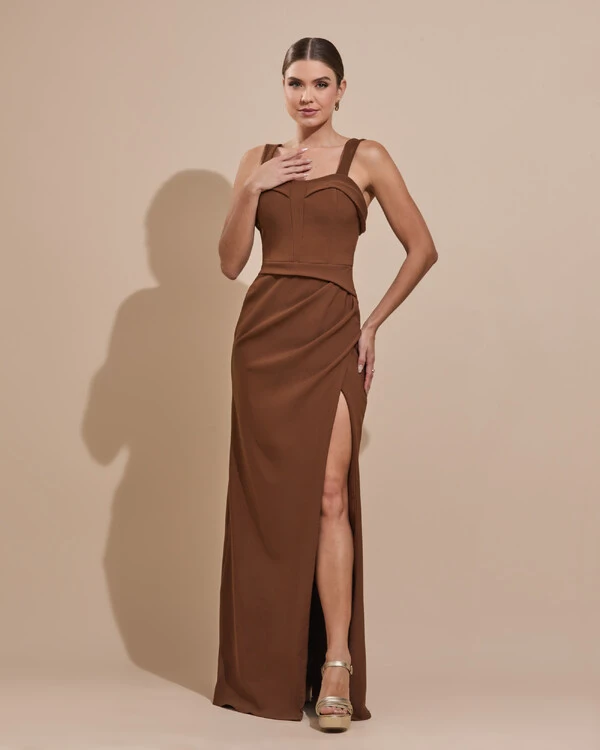 Vestido de Festa Longo Alfaiataria Decote Coração com Alças e Fenda Marrom