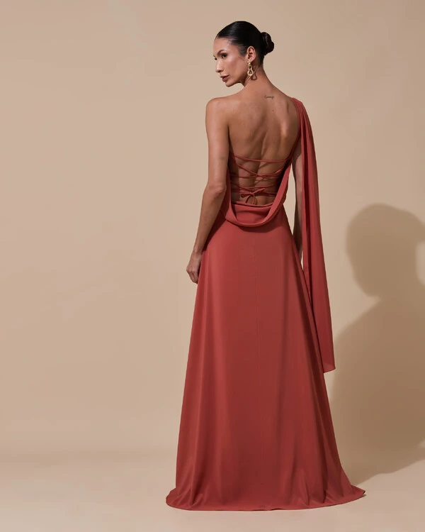 Vestido de Festa Longo Tomara que Caia Crepe Chiffon Lenço Drapeado Costas Trançada Terracota