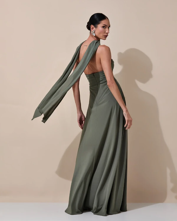 Vestido de Festa Longo Tomara que Caia Crepe Chiffon Decote Coração Lenço Verde Oliva