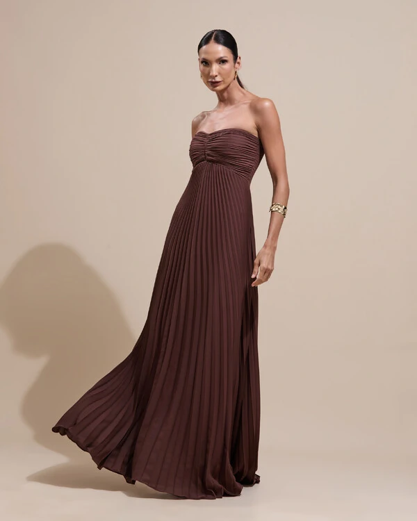 Vestido de Festa Longo Tomara que Caia Plissado com Lenço Marrom