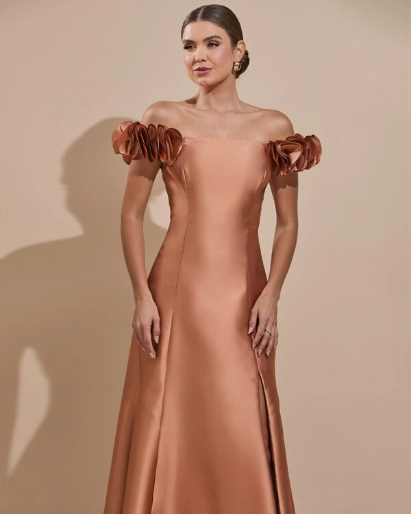 Vestido Longo de Festa Zibeline Ombro a Ombro com Flores e Fenda Mocha Mousse New