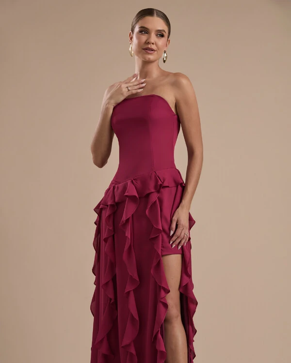 Vestido de festa Longo Tomara que Caia Crepe Chiffon com Bababos Cascata e Fenda Cereja