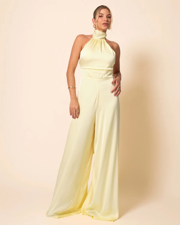 Macacão de Festa Longo em Cetim Fluido com Gola Alta e Lenço Amarelo Manteiga