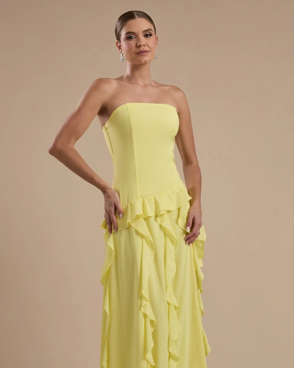 Vestido de festa Longo Tomara que Caia Crepe Chiffon com Bababos Cascata e Fenda Amarelo Mante