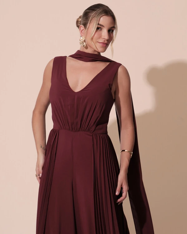 Macacão de Festa Longo Crepe Pantalona Plissado e Lenço Marsala