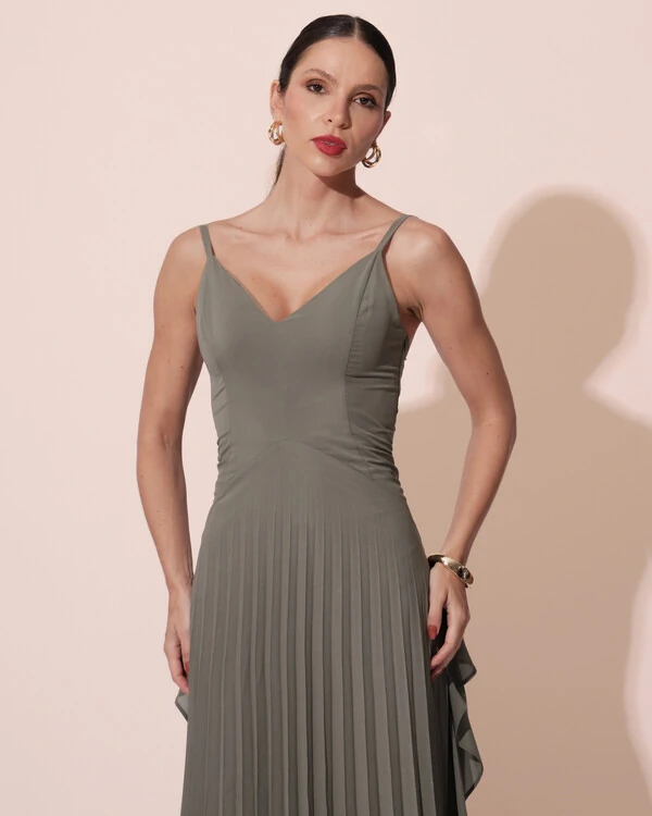 Vestido de Festa Longo Crepe Chiffon Alça Fina Saia Plissada com Babado Cascata Verde Oliva