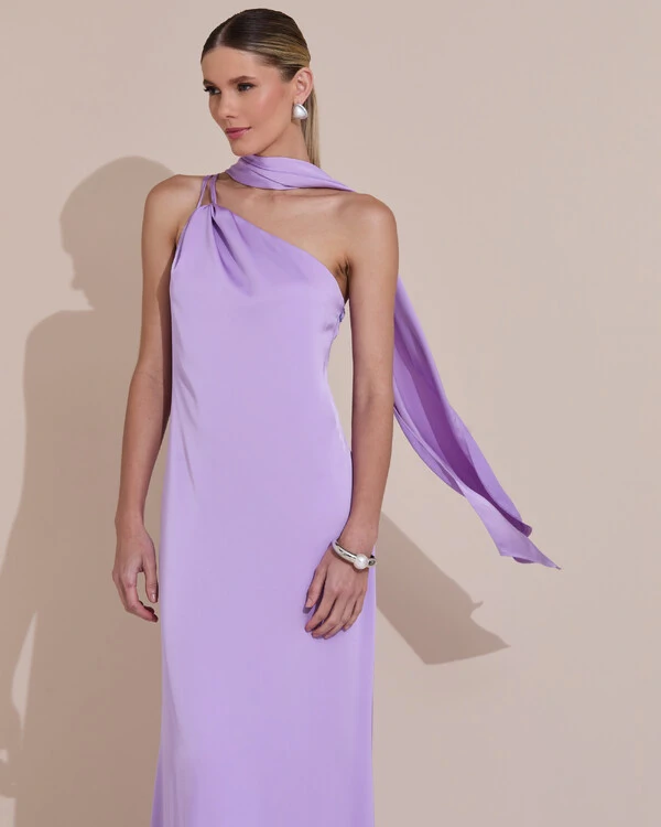 Vestido de Festa Longo em Cetim Fluido um Ombro Só com Lenço Lilás