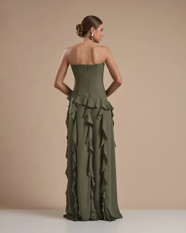 Vestido de festa Longo Tomara que Caia Crepe Chiffon com Bababos Cascata e Fenda Verde Oliva