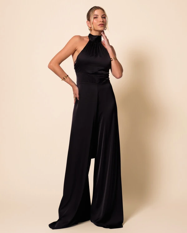 Macacão de Festa Longo em Cetim Fluido com Gola Alta e Lenço Preto