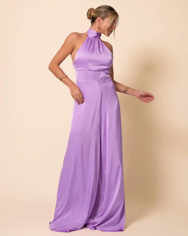 Macacão de Festa Longo em Cetim Fluido com Gola Alta e Lenço Lilás