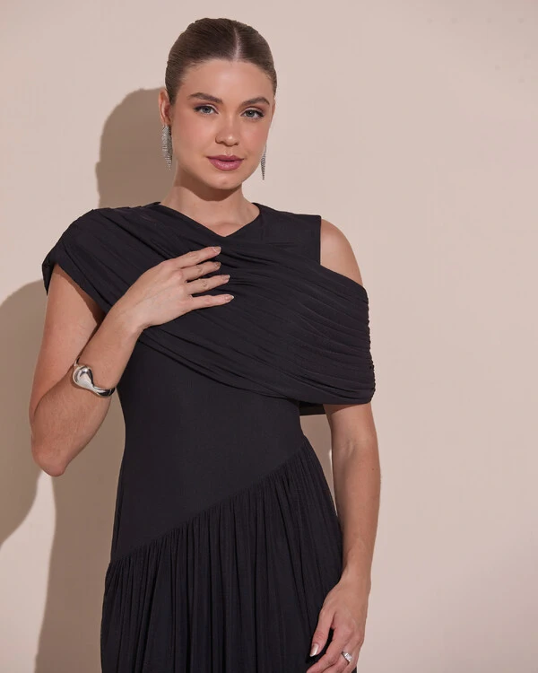 Vestido de Festa Longo Capa Drapeado Tule Saia Fluida Preto