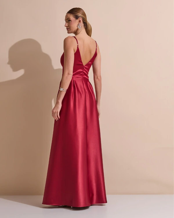 Vestido de Festa Longo Alça Fina Decote V Cetim Saia Evasê Marsala