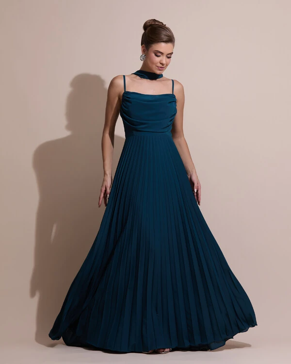 Vestido de Festa Longo Crepe Chiffon Plissado Trançado e Lenço Verde Escuro