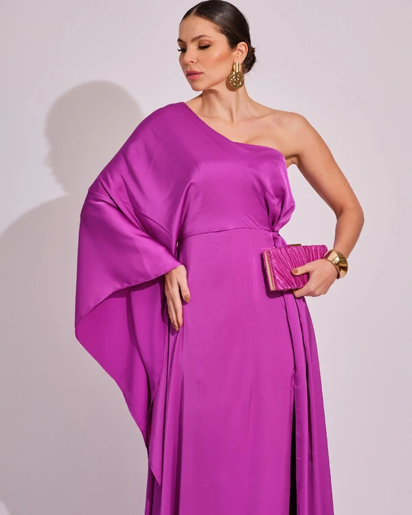 Vestido Longo de Cetim Fluido uma Manga e Detalhe Torcido Fúcsia