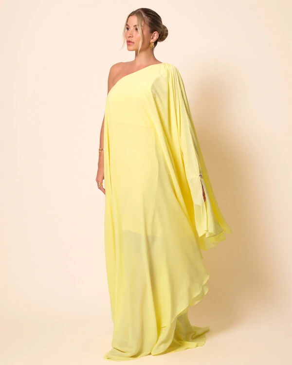 Vestido de Festa um Ombro com Capa Crepe Fluido Amarelo Manteiga