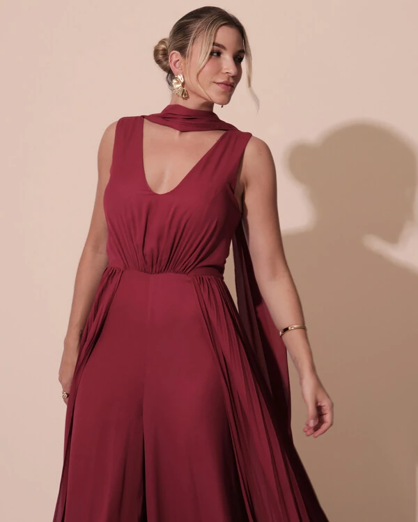 Macacão de Festa Longo Crepe Pantalona Plissado e Lenço Cereja