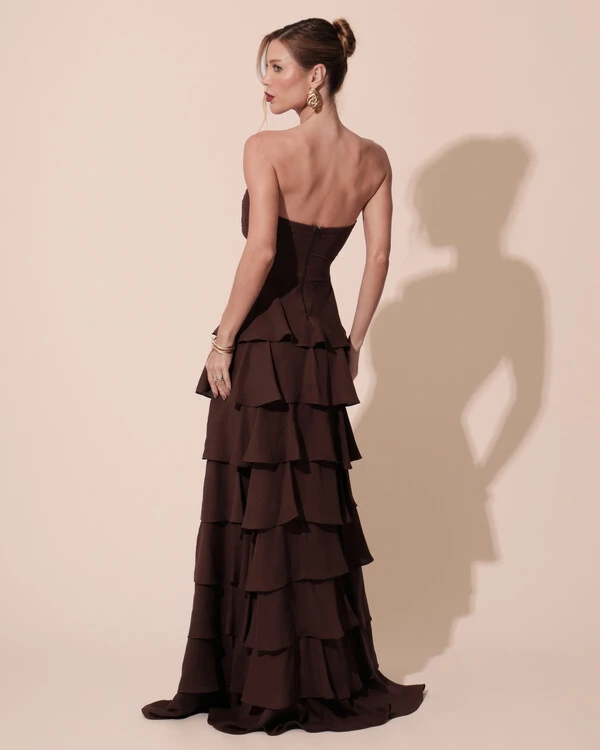 Vestido Longo Crepe Chiffon Tomara que Caia Plissado em Camadas Marrom