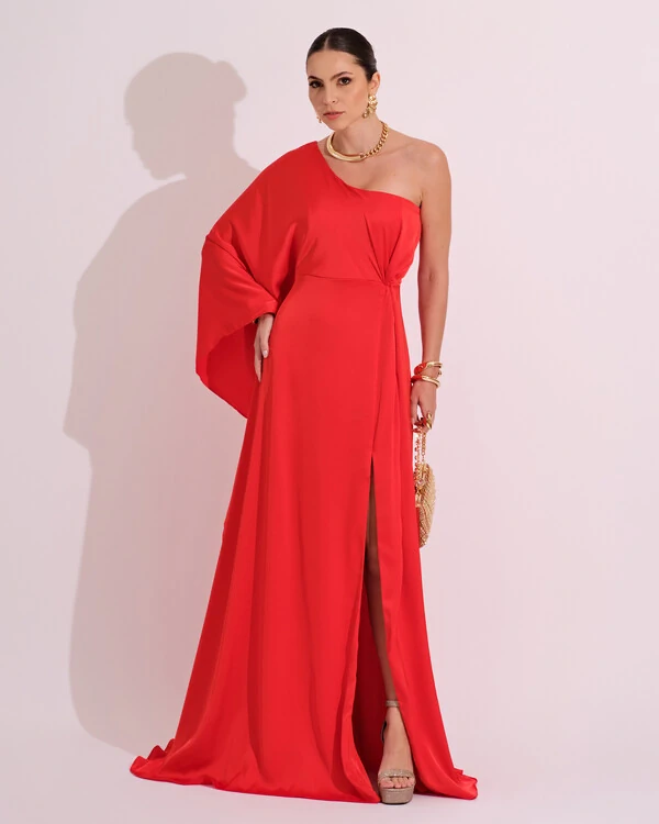 Vestido Longo de Cetim Fluido uma Manga e Detalhe Torcido Vermelho