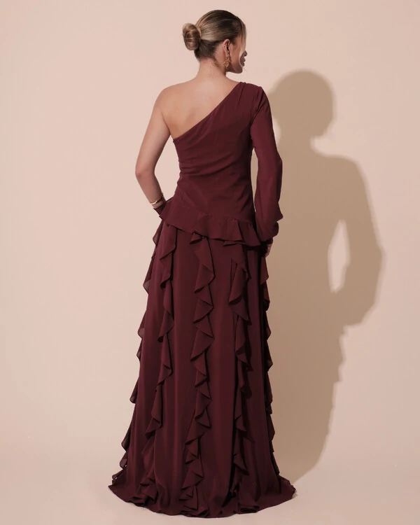 Vestido de Festa Longo Crepe Um Ombro Só Manga Longa e Babados Cascata Fenda Marsala