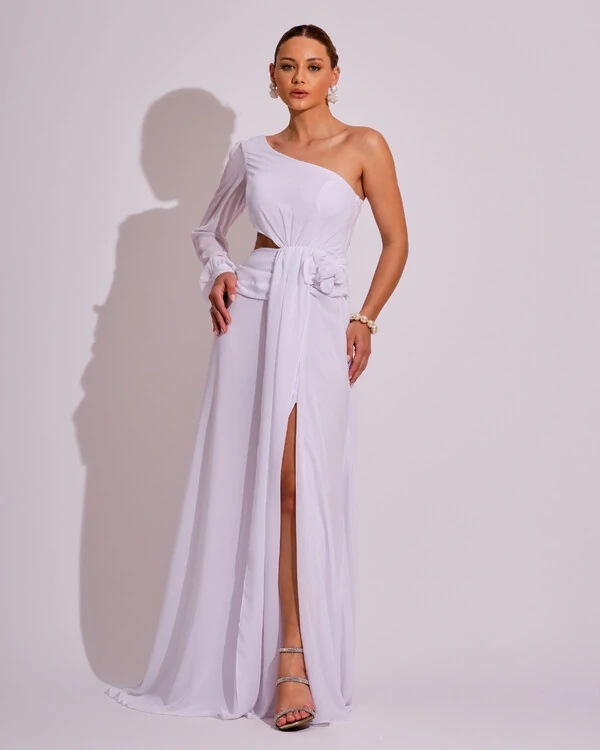 Vestido de Festa Longo um Ombro só com Manga Longa e Flor Branco