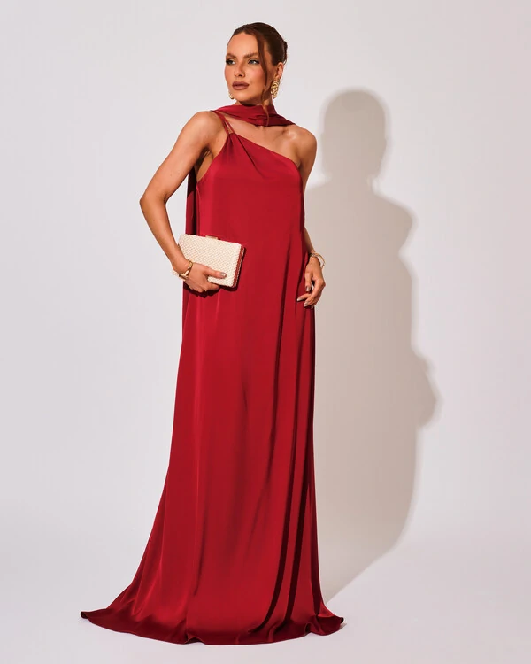 Vestido de Festa Longo em Cetim Fluido um Ombro Só com Lenço Marsala