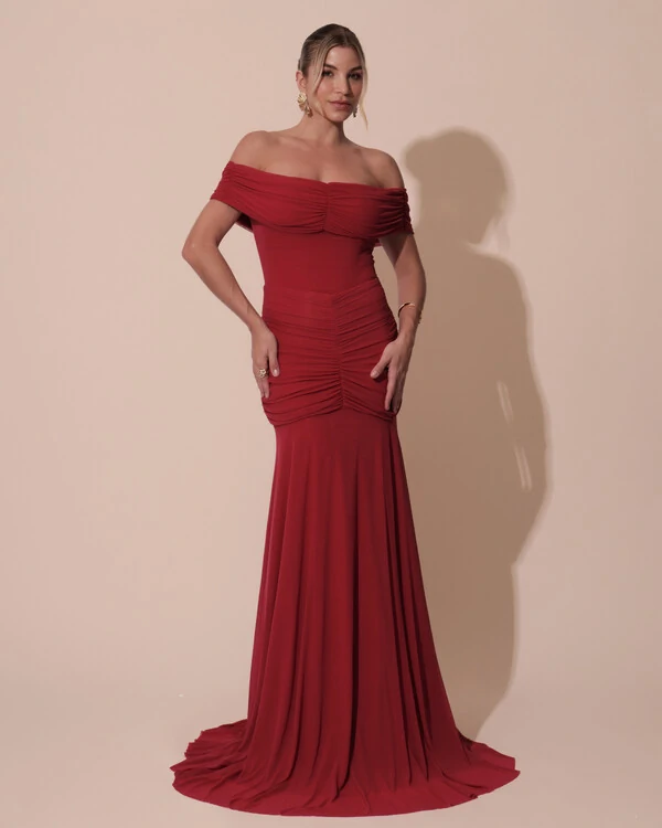 Vestido de Festa Longo Tule Ombro a Ombro Drapeado com Saia Fluida Cereja