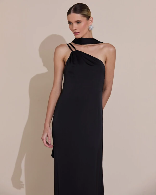 Vestido de Festa Longo em Cetim Fluido um Ombro Só com Lenço Preto
