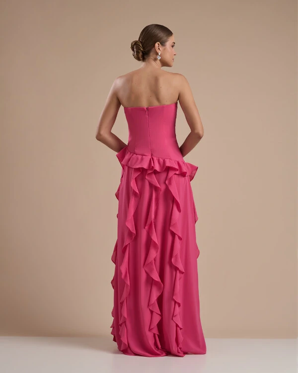 Vestido de festa Longo Tomara que Caia Crepe Chiffon com Bababos Cascata e Fenda Pink New