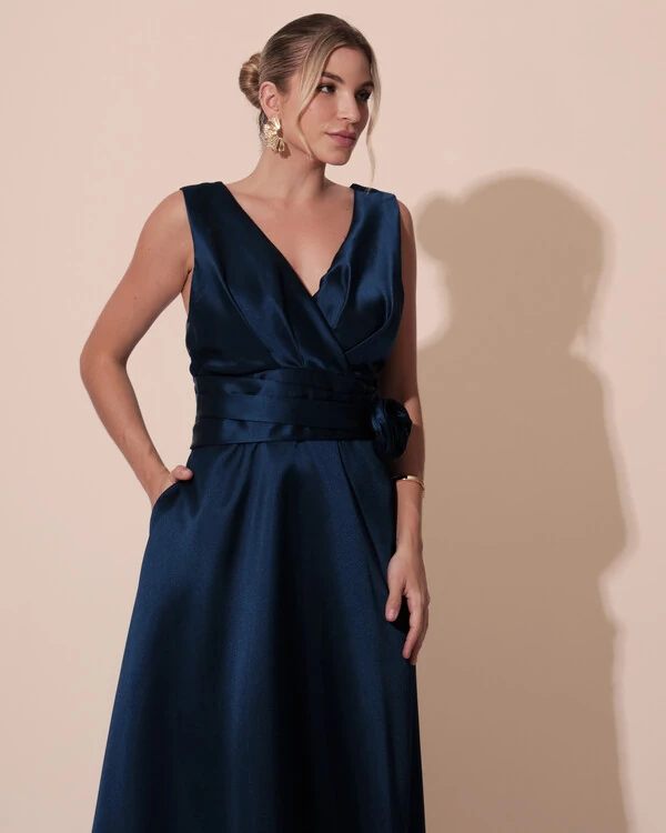 Vestido de Festa Longo Plus Size Zibeline Faixa e Flor Azul Marinho