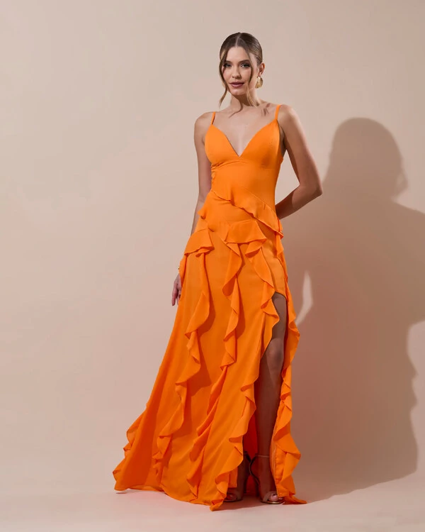 Vestido de Festa Longo Decote V Crepe Chiffon Babados Cascata e Fenda Laranja