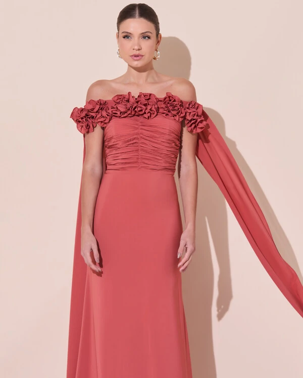 Vestido de Festa Longo Ombro a Ombro Plissado Crepe Chiffon Capa Flor 3D Terracota