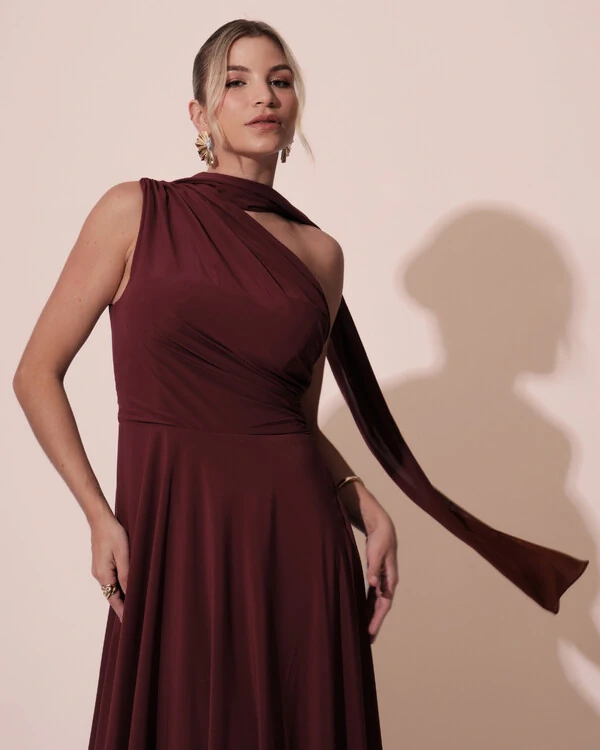 Vestido de Festa Longo Crepe Chiffon Um Ombro Só Drapeado com Lenço Marsala
