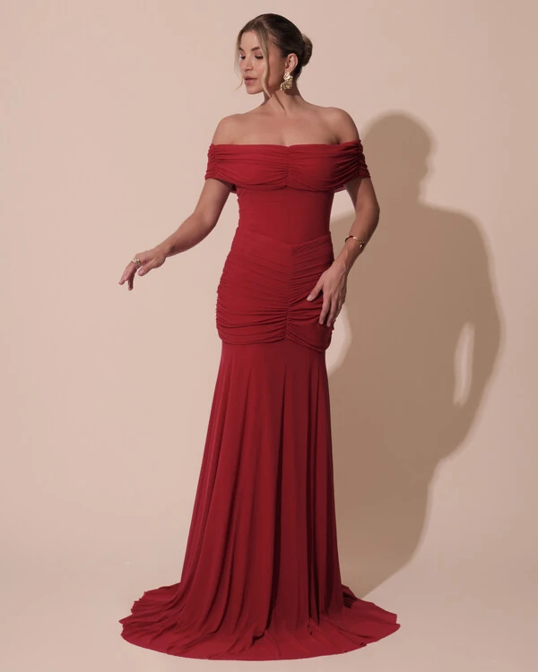 Vestido de Festa Longo Tule Ombro a Ombro Drapeado com Saia Fluida Cereja