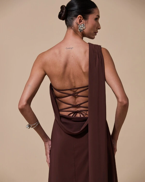 Vestido de Festa Longo Tomara que Caia Crepe Chiffon Lenço Drapeado Costas Trançada Marrom
