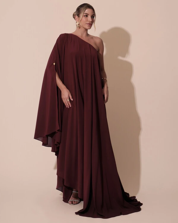 Vestido de Festa um Ombro com Capa Crepe Fluido Marsala