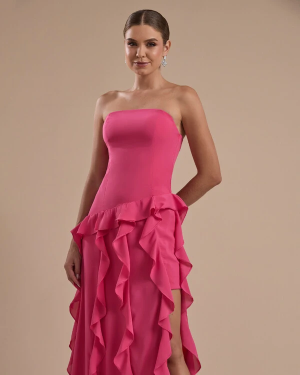Vestido de festa Longo Tomara que Caia Crepe Chiffon com Bababos Cascata e Fenda Pink New