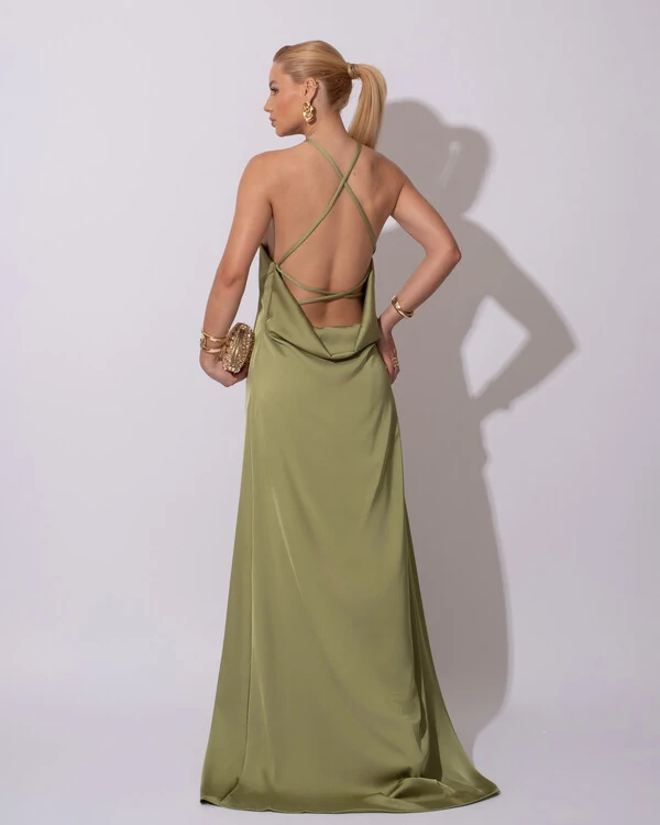 Vestido Longo de Cetim com Decote Triangular e Amarração nas Costas Degagê Verde Pistache