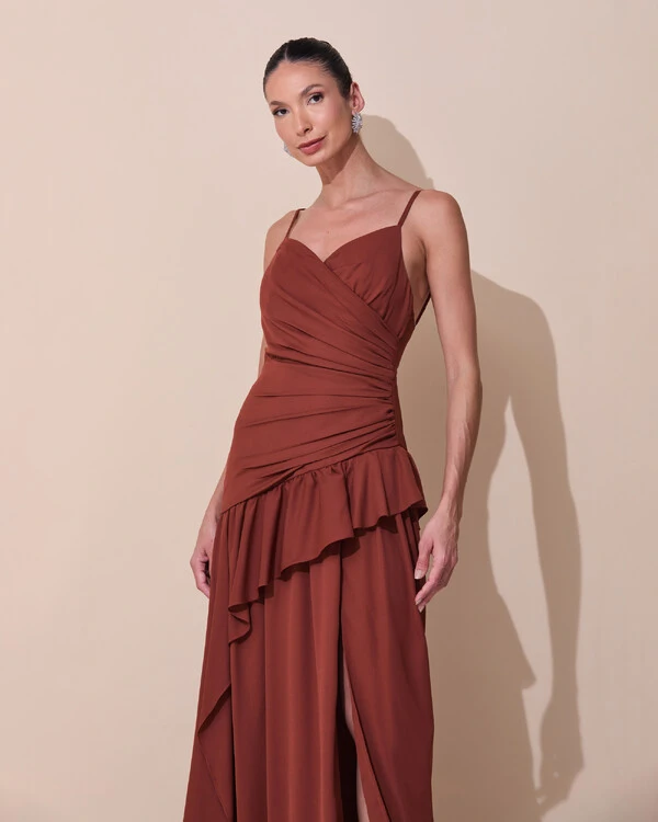 Vestido de Festa Longo Decote Drapeado Crepe Chiffon Fenda Babado Camadas Marrom New