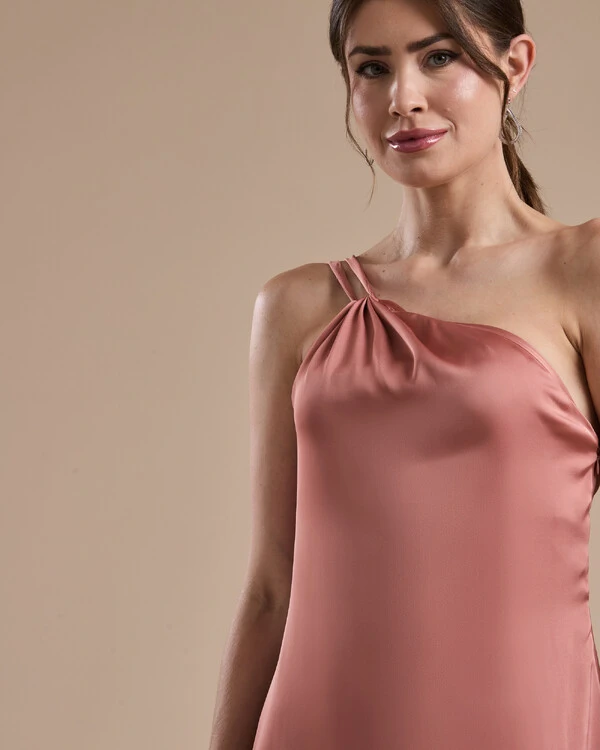Vestido de Festa Longo em Cetim Fluido um Ombro Só com Lenço Rosa Blush