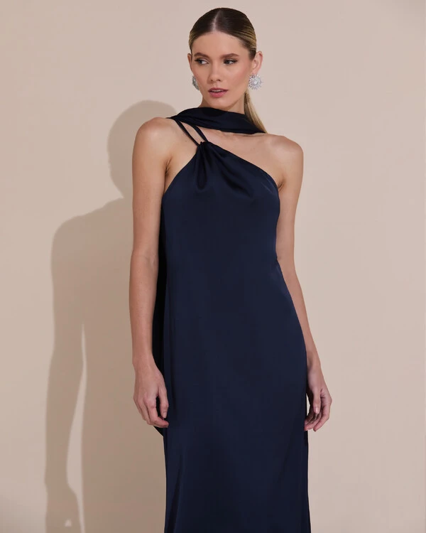 Vestido de Festa Longo em Cetim Fluido um Ombro Só com Lenço Azul Marinho