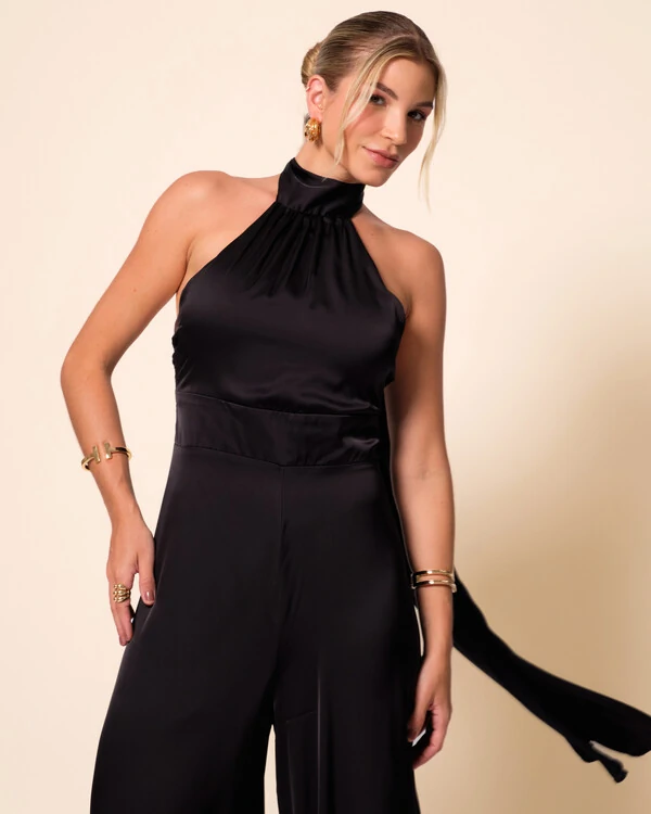 Macacão de Festa Longo em Cetim Fluido com Gola Alta e Lenço Preto