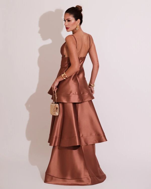 Vestido de Festa Longo Zibeline em Camadas Decote em V com Alças Mocha Mousse