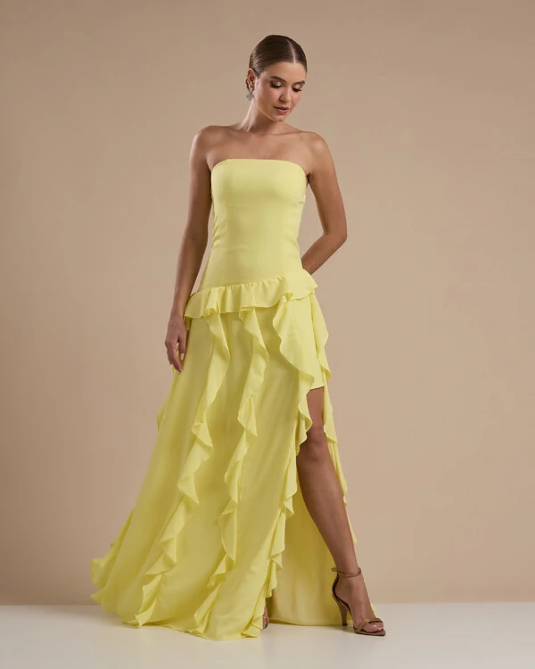 Vestido de festa Longo Tomara que Caia Crepe Chiffon com Bababos Cascata e Fenda Amarelo Mante