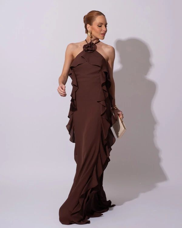 Vestido de Festa Longo Crepe Chiffon Frente Única Babados Cascata e Flor Marrom