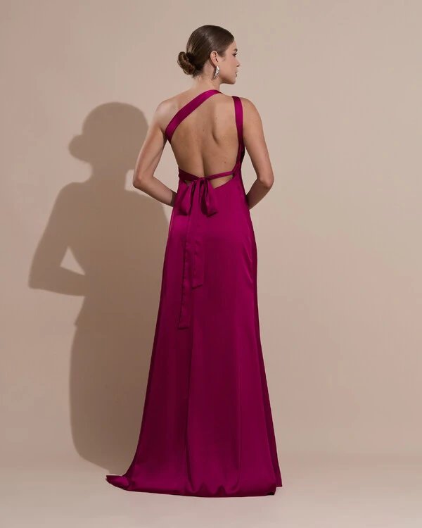 Vestido de Festa Longo Cetim Fluido Um Ombro Só Amarração Costas Beterraba