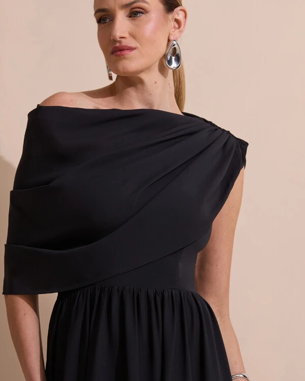 Vestido de Festa Longo Um Ombro Só Crepe Chiffon Capa Drapeado Preto
