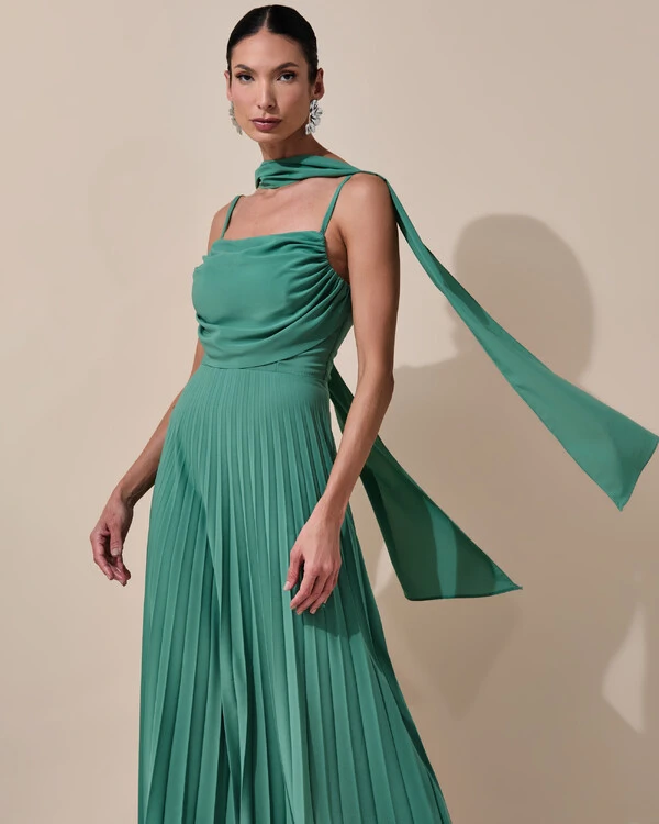 Vestido de Festa Longo Crepe Chiffon Plissado Trançado e Lenço Verde Matcha Escuro