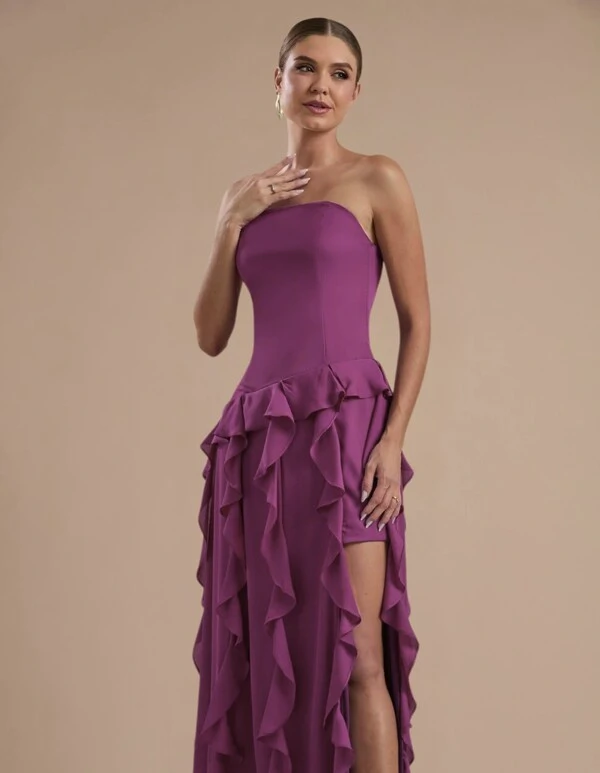 Vestido de festa Longo Tomara que Caia Crepe Chiffon com Bababos Cascata e Fenda Fúcsia Beterraba